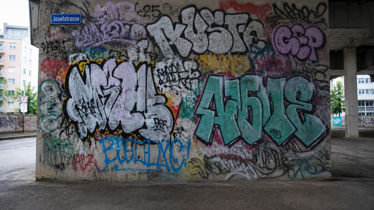 Graffiti auf einer Wandfläche vor der Laserreinigung