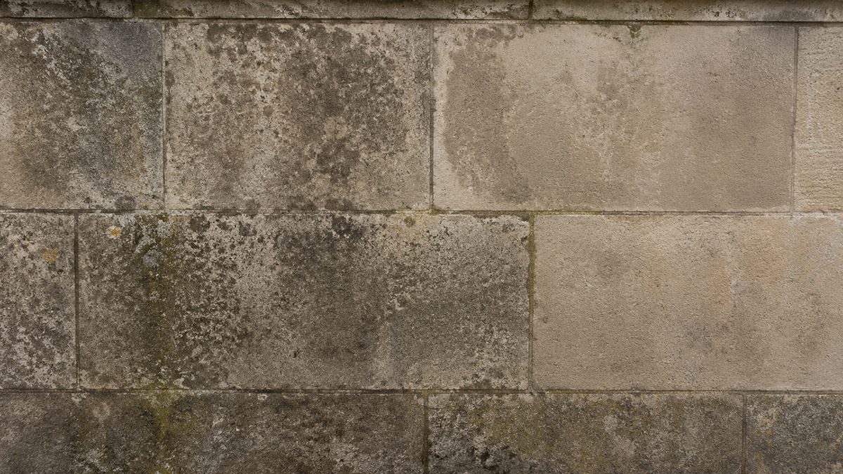 Verschmutzte Natursteinfläche vor der Laserreinigung